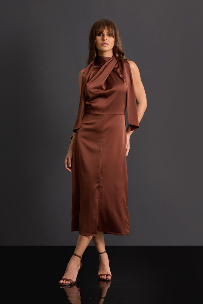 Vestido Midi Gola Alta Fenda Frontal Alfaiataria