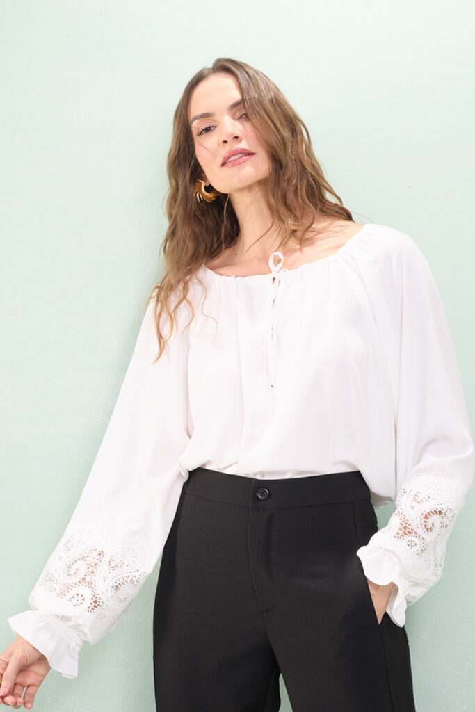 Blusa Bata Manga Longa Com Detalhe Renda Crepe