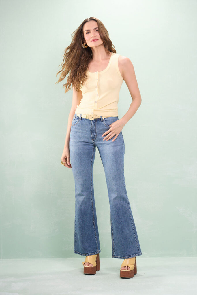 Calça Jeans Flare Com Bordado Bolso