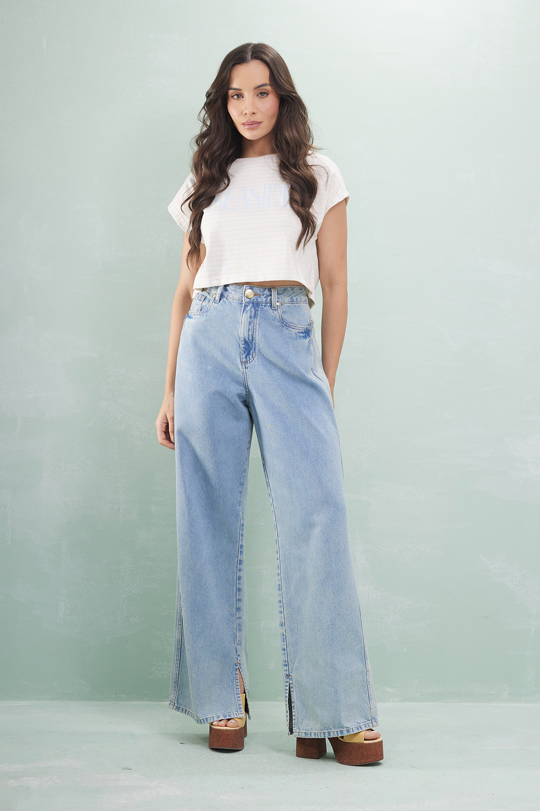 Calça Jeans Com Fenda Na Perna