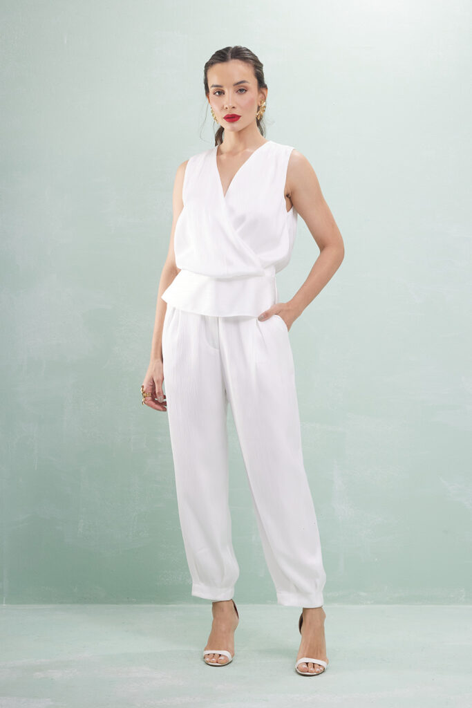 Calça Cenoura Com Prega Na Barra Cetim