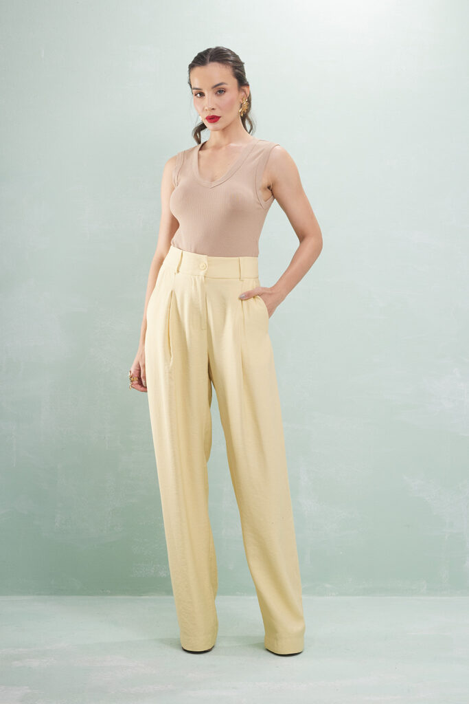 Calça Reta Prega e Bolso Faca Alfaiataria