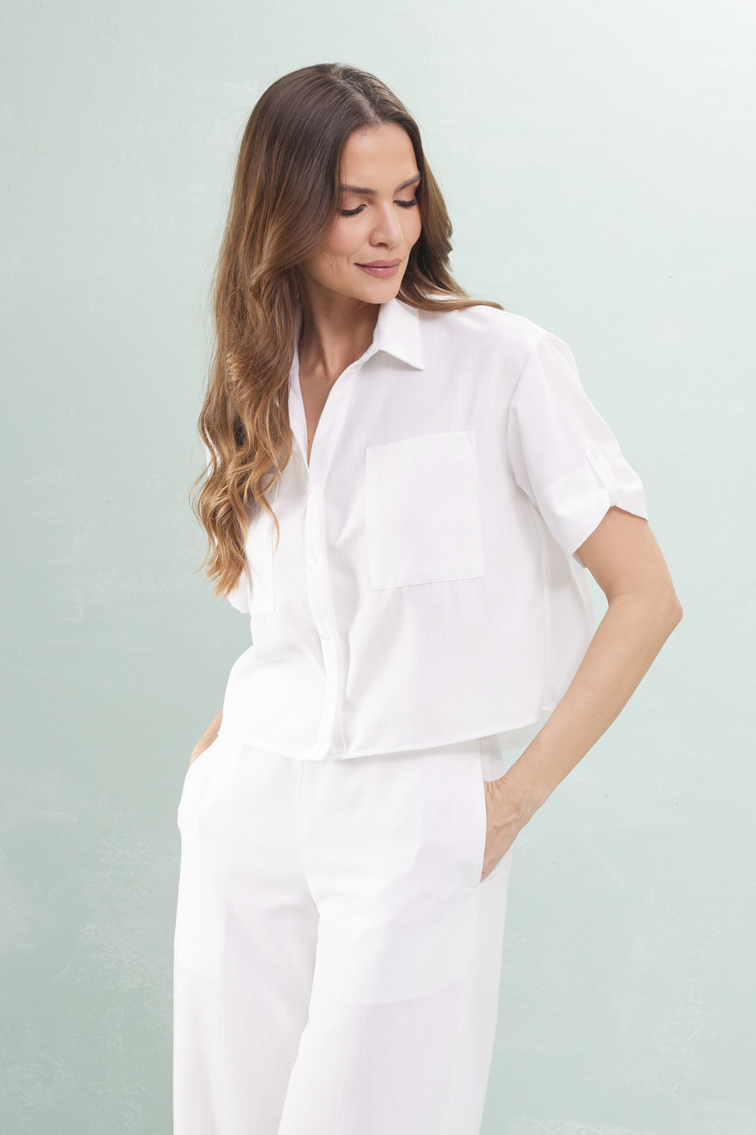 Camisa Semi Cropped Manga Curta Com Martingale Linho Misto