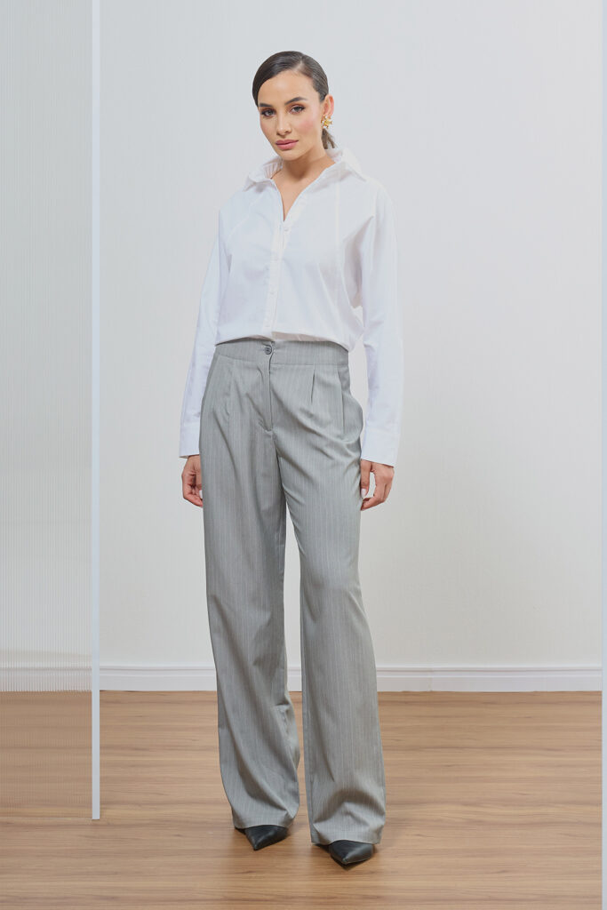 Calça Reta Com Prega Bolso Embutido Risca de Giz