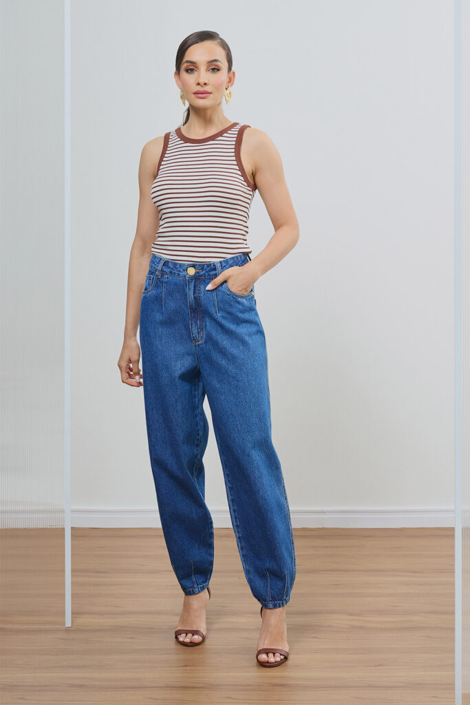 Calça Jeans Cenoura Com Pence Bolso Bordado