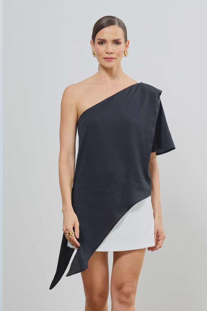 Blusa Ombro Só Com Ombreira e Ponta Crepe Acetinado