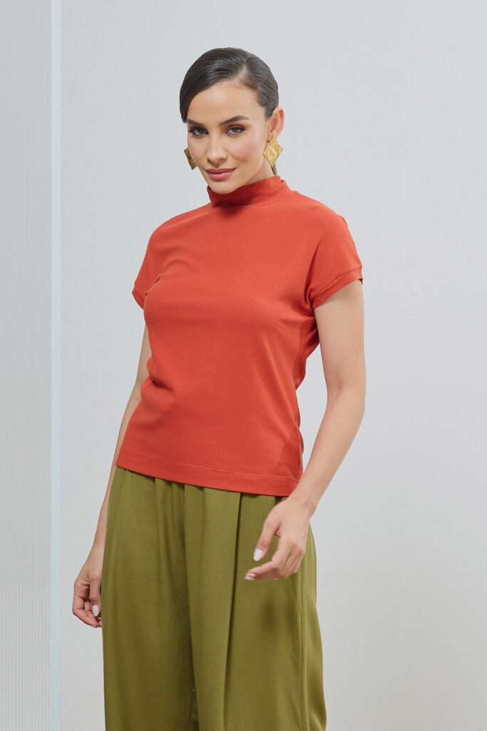 Blusa Ampla Gola Alta Malha Canelada