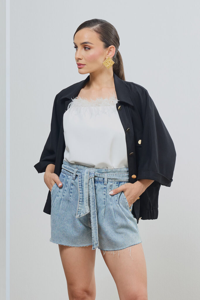 Short Jeans Com Pregas e Faixa Barra A Fio