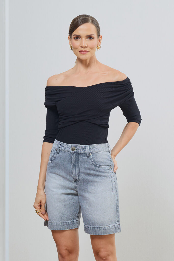 Bermuda Jeans Com Pence Lateral Bainha Larga