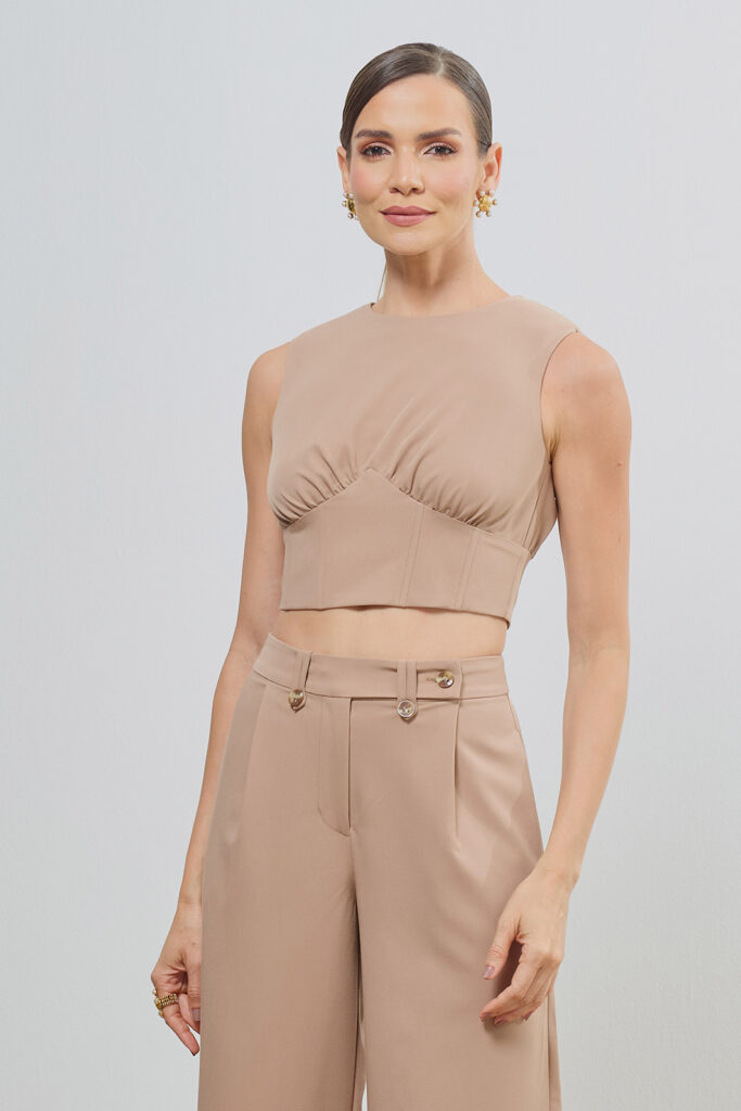 Blusa Cropped Com Aspas e Ombreiras Alfaiataria