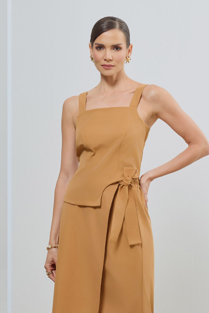 Blusa Alça Larga Assimétrica Alfaiataria Crepe