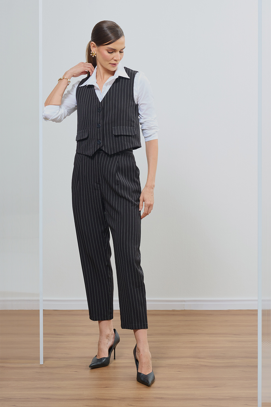 Calça Cenoura Bolso Faca Com Prega Risca de Giz