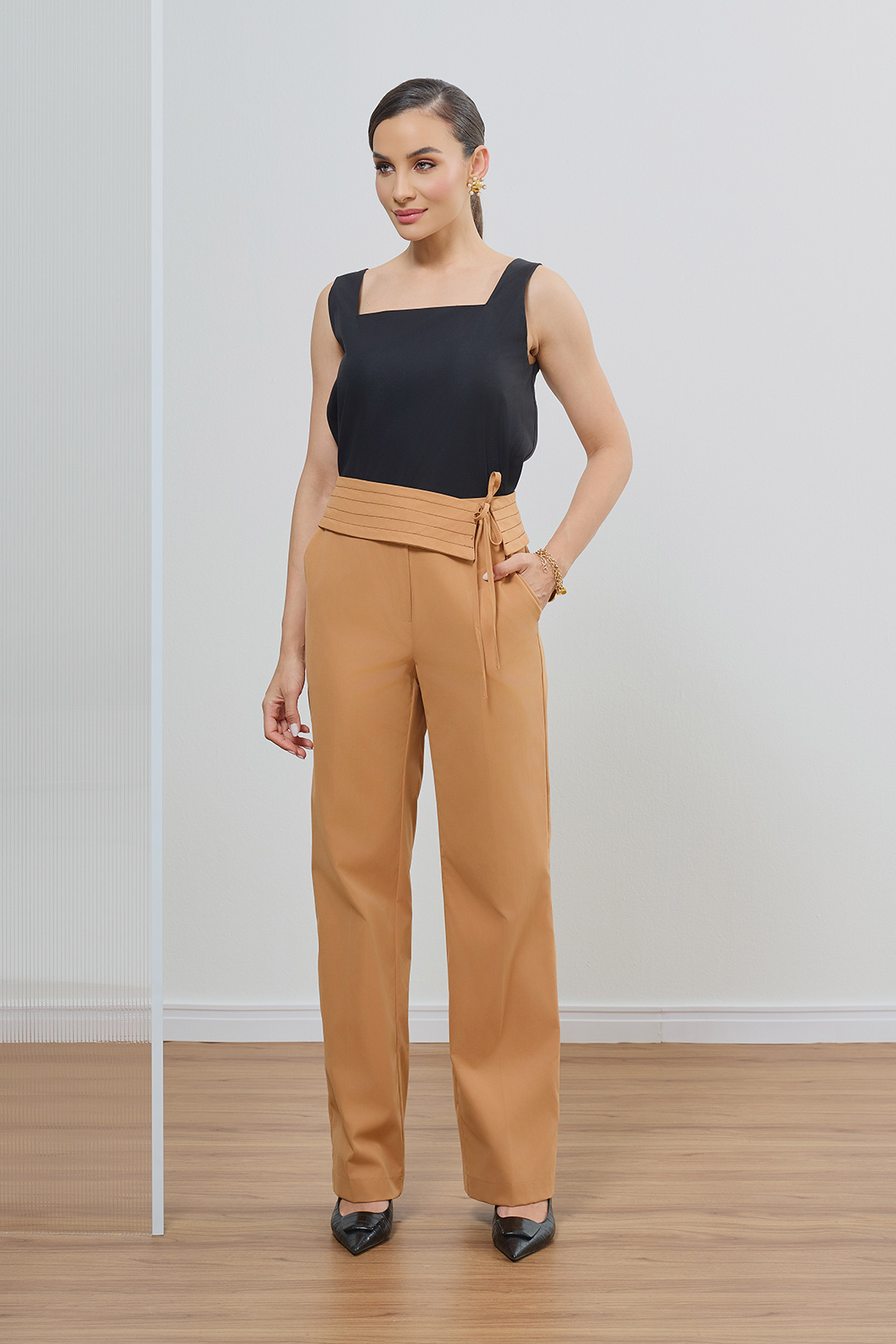 Calça Reta Barra Larga Cinto Pesponto Cós Alfaiataria