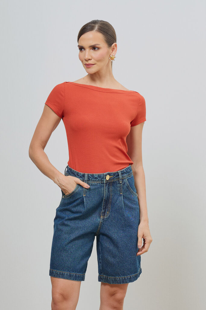 Bermuda Jeans Evasê Com Prega