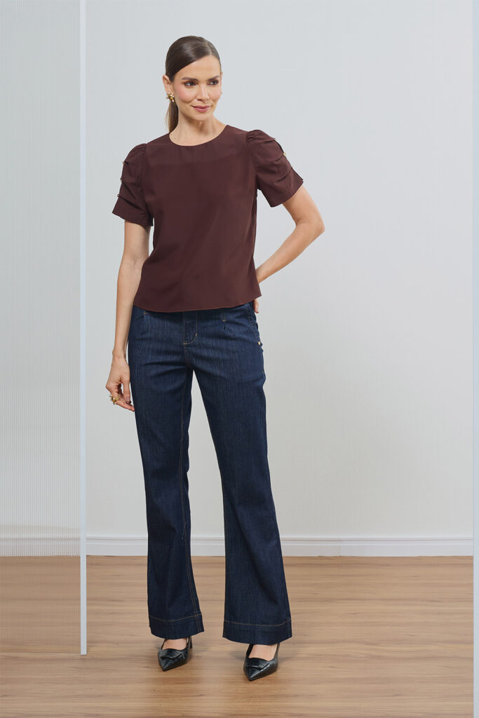 Calça Jeans Flare Com Pala e Pregas