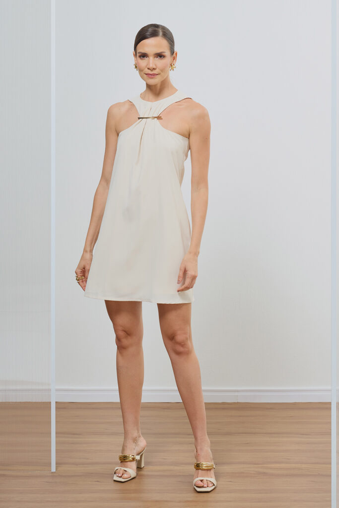 Vestido Curto Com Aviamento No Decote Crepe