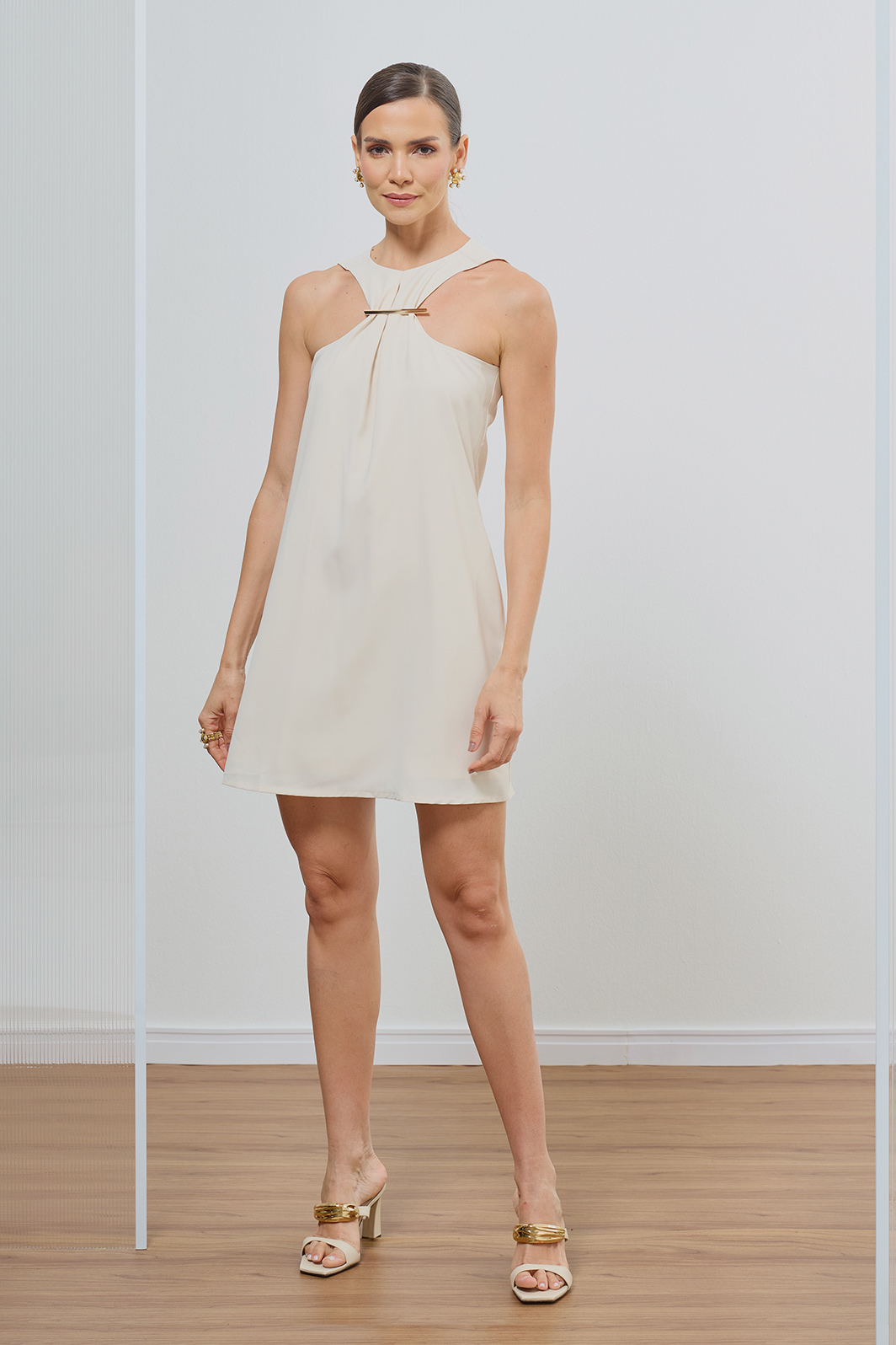 Vestido Curto Com Aviamento No Decote Crepe