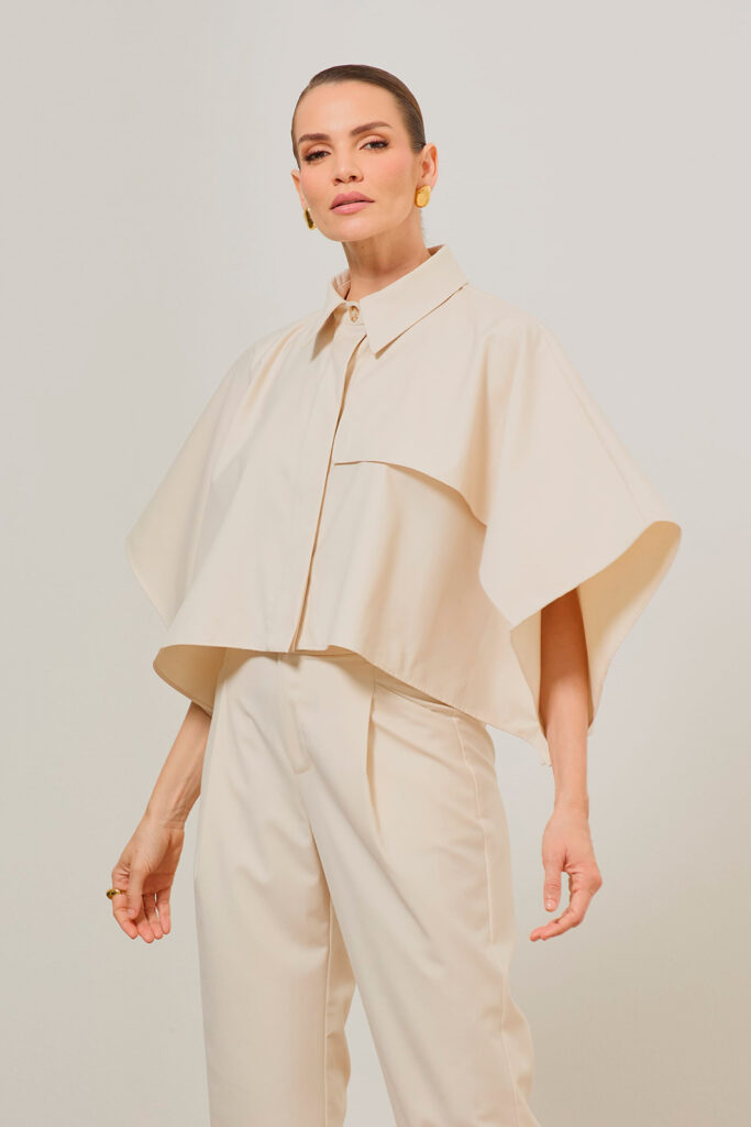 Camisa Semi Cropped Capa Com Lapela Alfaiataria