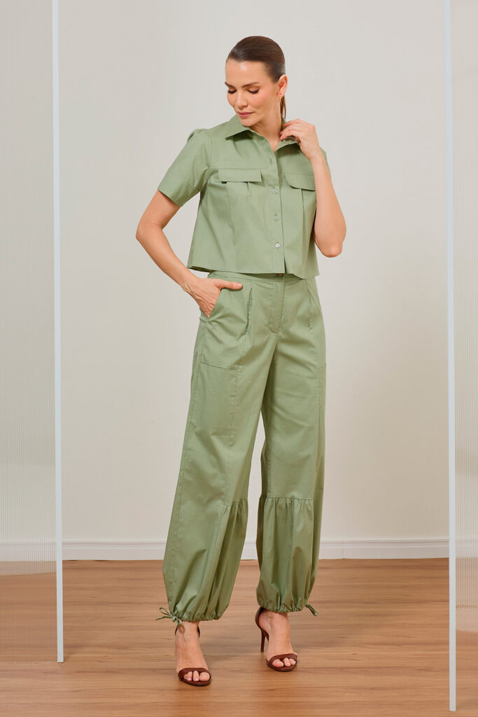 Calça Com Regulador Na Perna e Recortes Tricoline