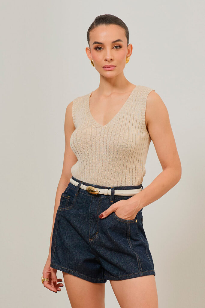 Short Jeans Com Recorte Frontal Bordado Bolso