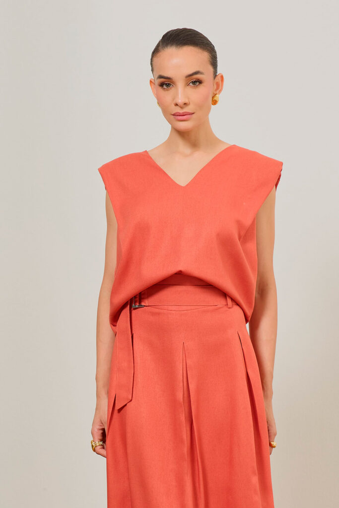 Blusa Decote V Com Ombreira e Prega Linho