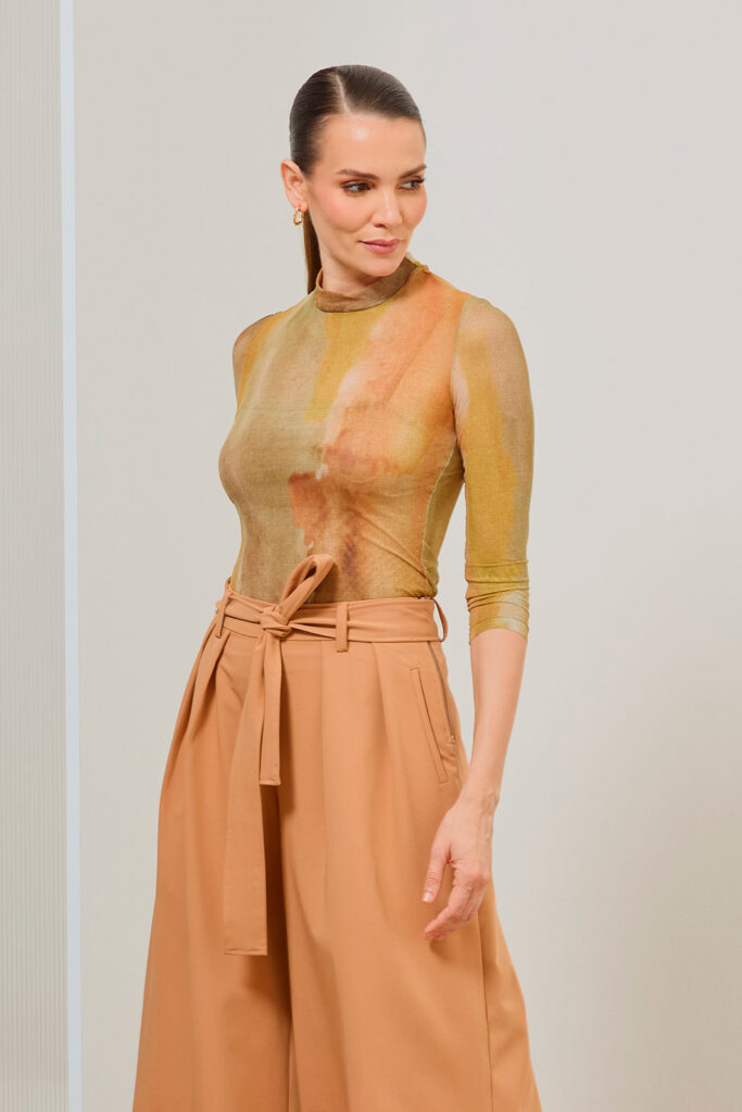 Blusa Manga Longa Gola Alta Tule