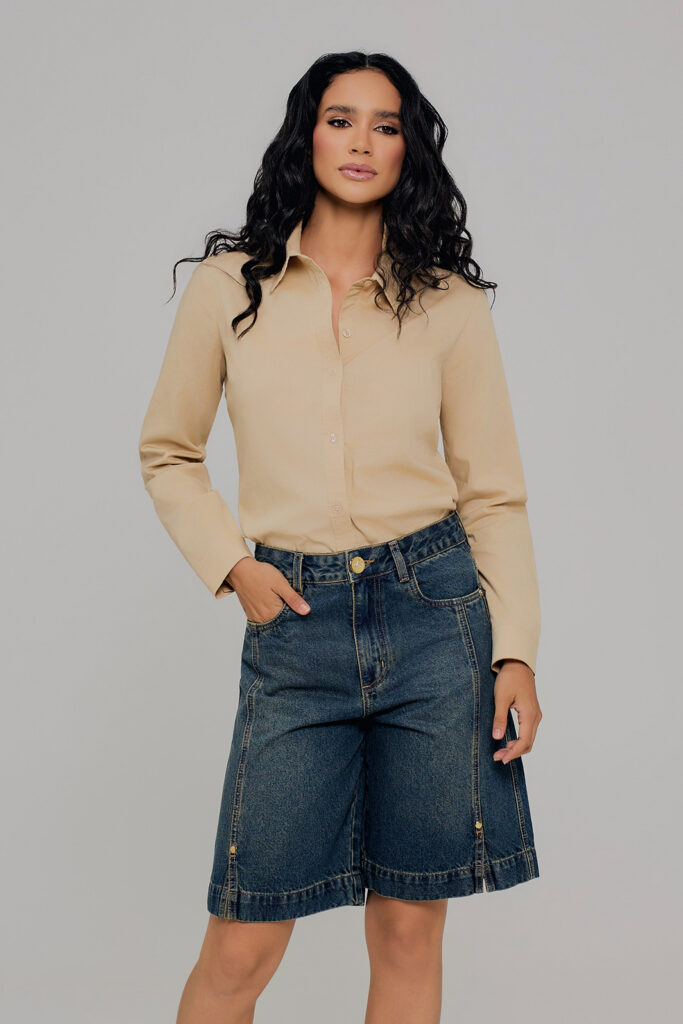 Bermuda Jeans Com Recorte e Fenda