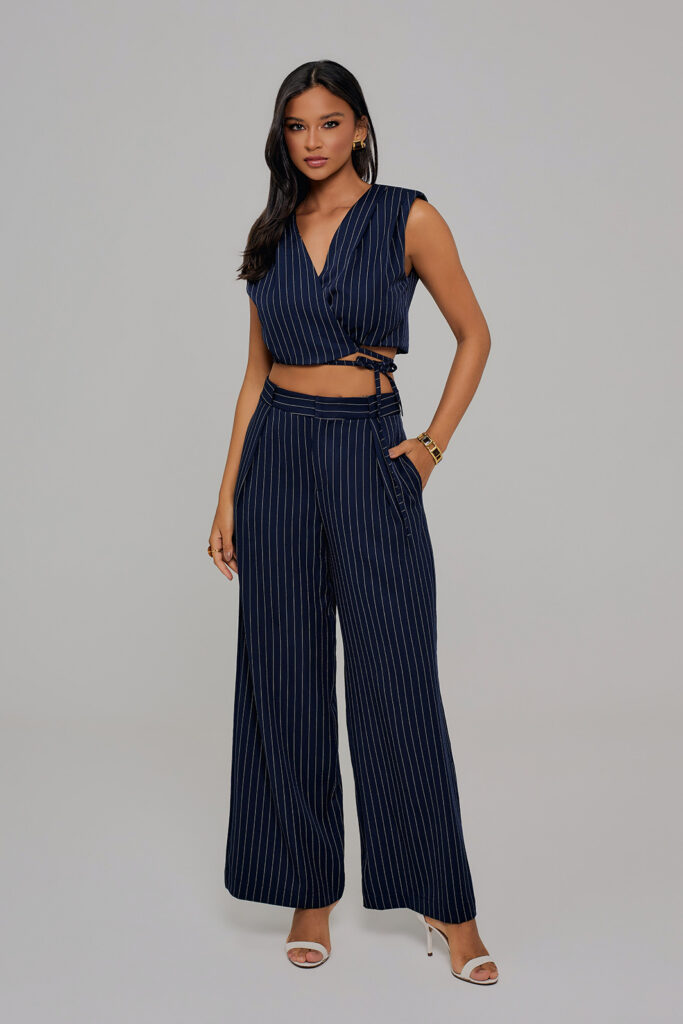 Calça Pantalona Com Prega Alfaiataria Risca de Giz