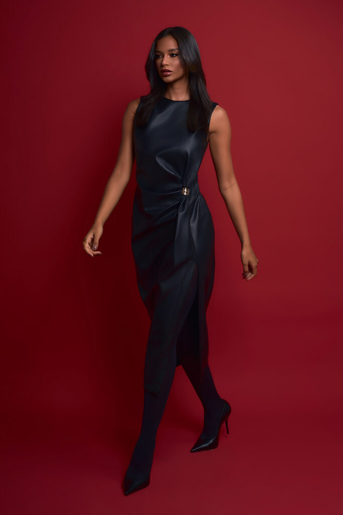 Vestido Midi Sem Manga Detalhe Aviamento e Fenda Pu