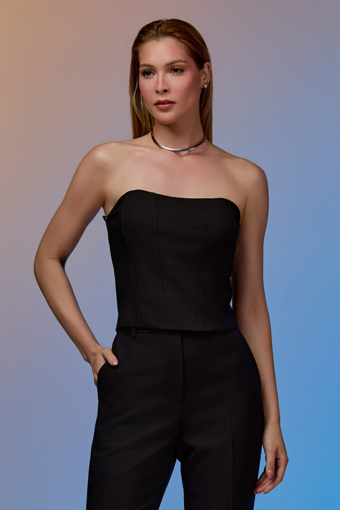 Blusa Semi Cropped Sem Alça Com Aspas Alfaiataria