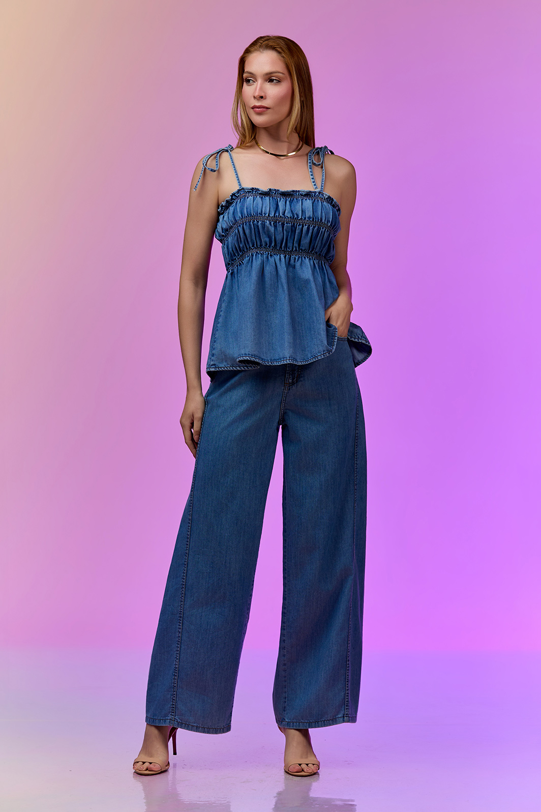 Calça Jeans Pantalona Com Recorte Diagonal