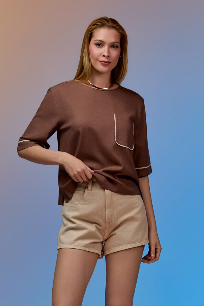 Blusa Manga Curta Com Bolso e Vivo Com Linho