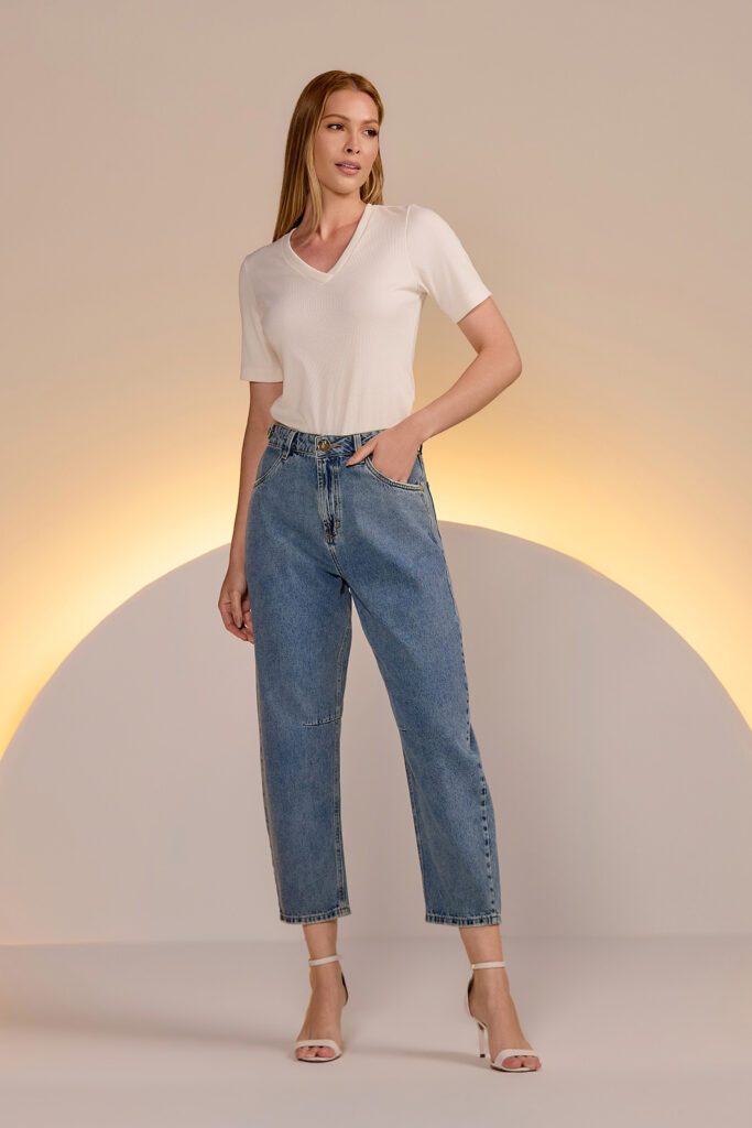 Calça Jeans Cenoura Bolso Bordado