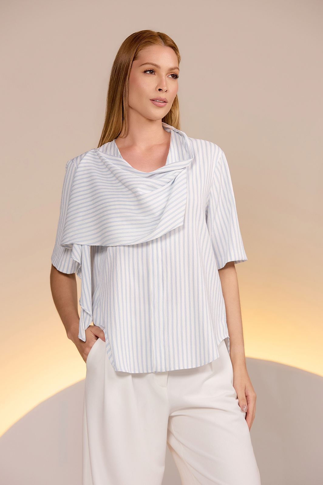 Camisa Manga Curta Gola Lenço Crepe Texturizado Listrado